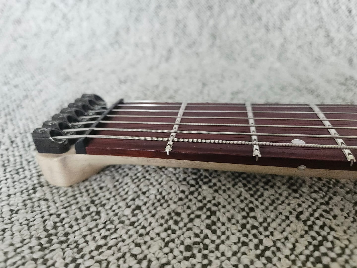 Sillet graphtech sur guitare headless - Jiyu Guitars