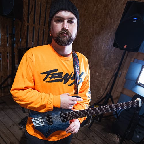 Ambassadeur Jiyu Mattias Eyherabide, ambassadeur Jiyu Guitars avec sa Mugen