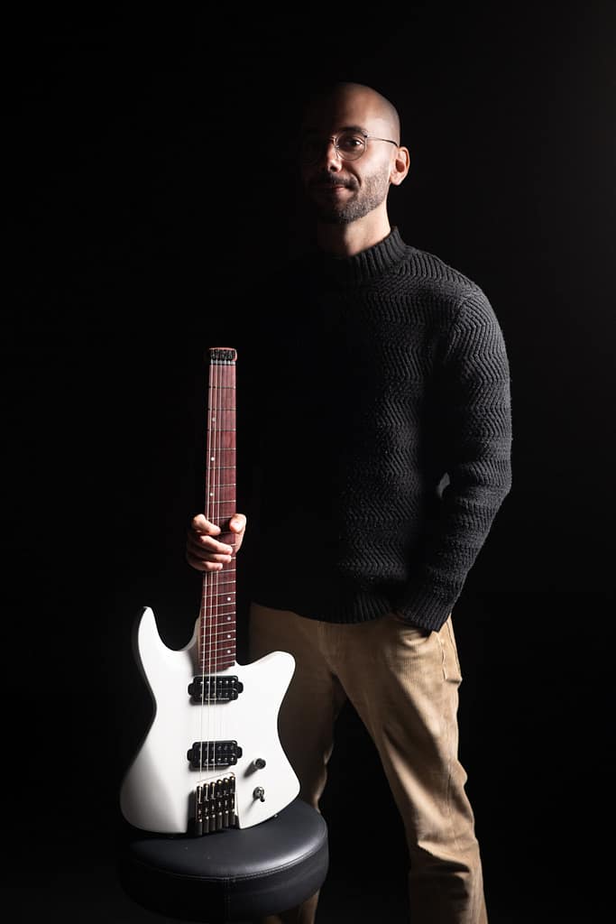 Jessy Kaci, luthier chez Jiyu Guitars, atelier de lutherie en Normandie