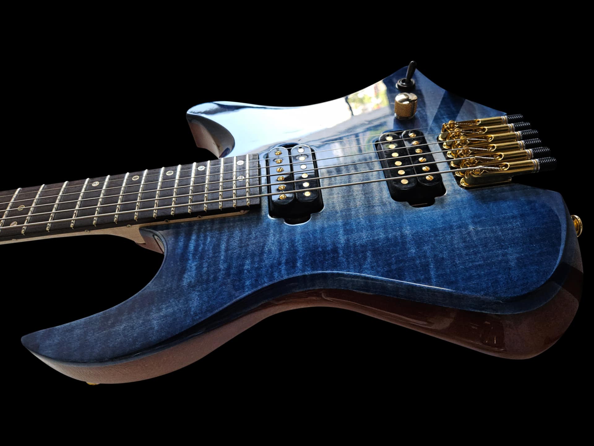 Les finitions Jiyu apportées à cette guitare sont : vernis brillant, teinte bleue pour le corps